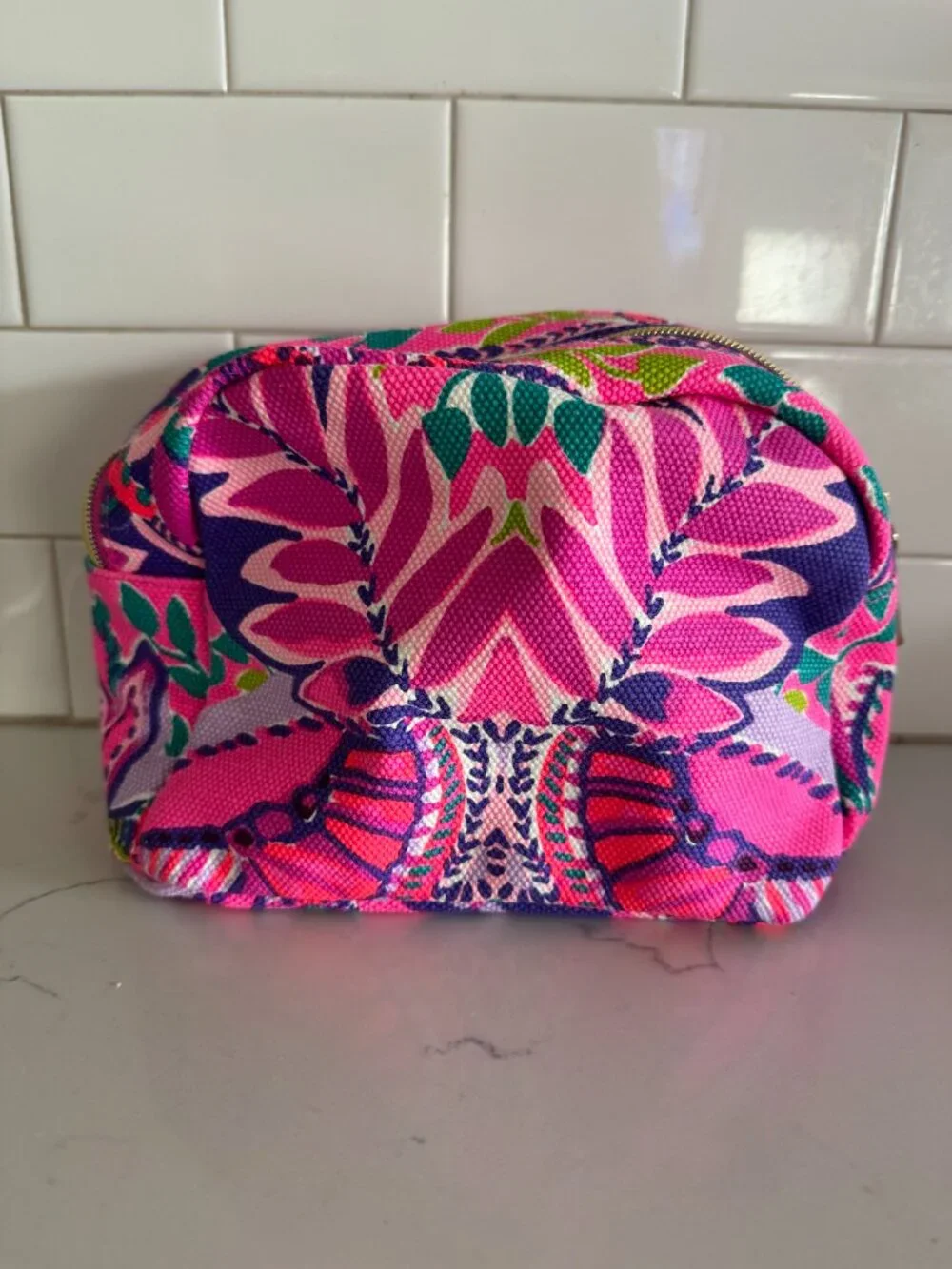 NWOT Lilly Pulitzer Cosmetics Bag Pouch Zip Top She's Too Fly Pink Geometric Flo